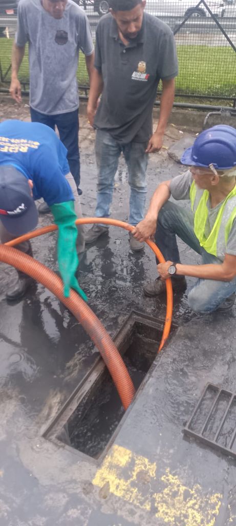 Equipe atuando no transporte de resíduos de serviço em Osasco