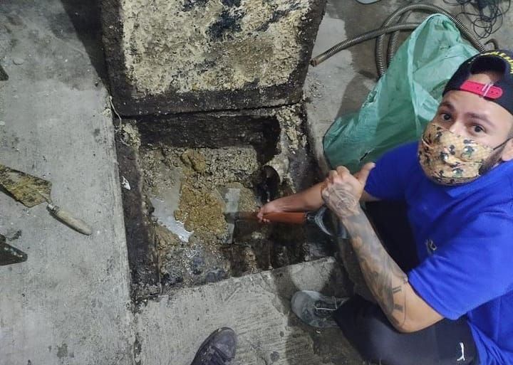 Limpeza de caixa de gordura realizada por profissional
